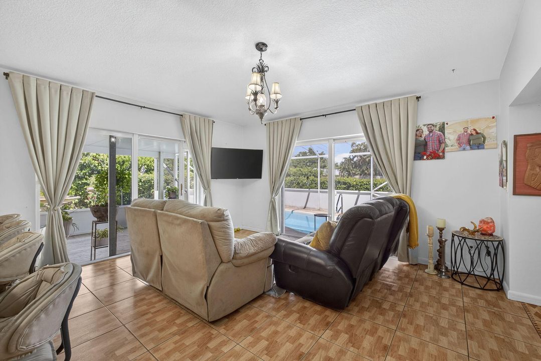 For Sale: $875,000 (5 beds, 2 baths, 2553 Square Feet)