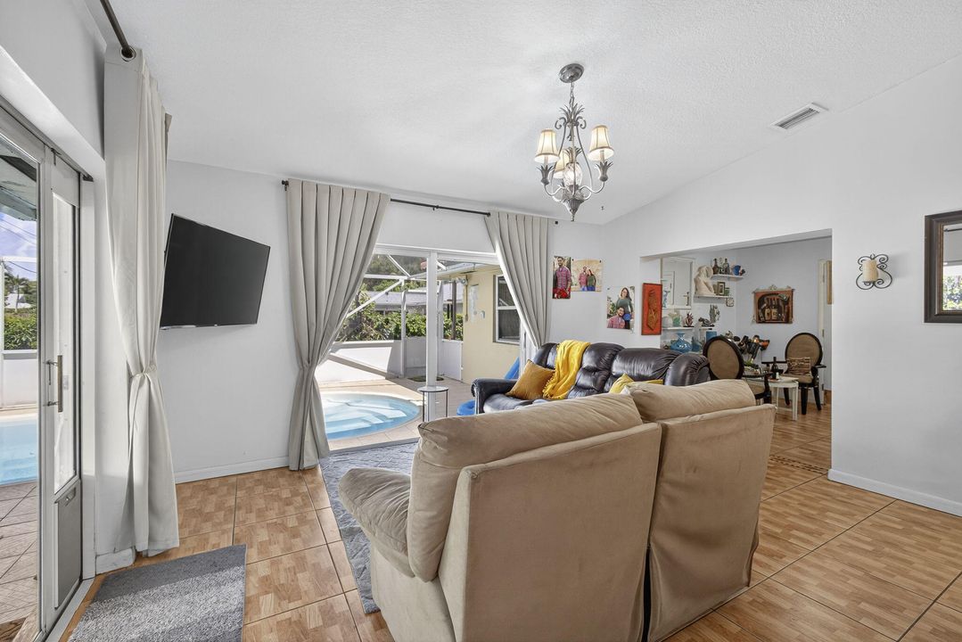 For Sale: $875,000 (5 beds, 2 baths, 2553 Square Feet)