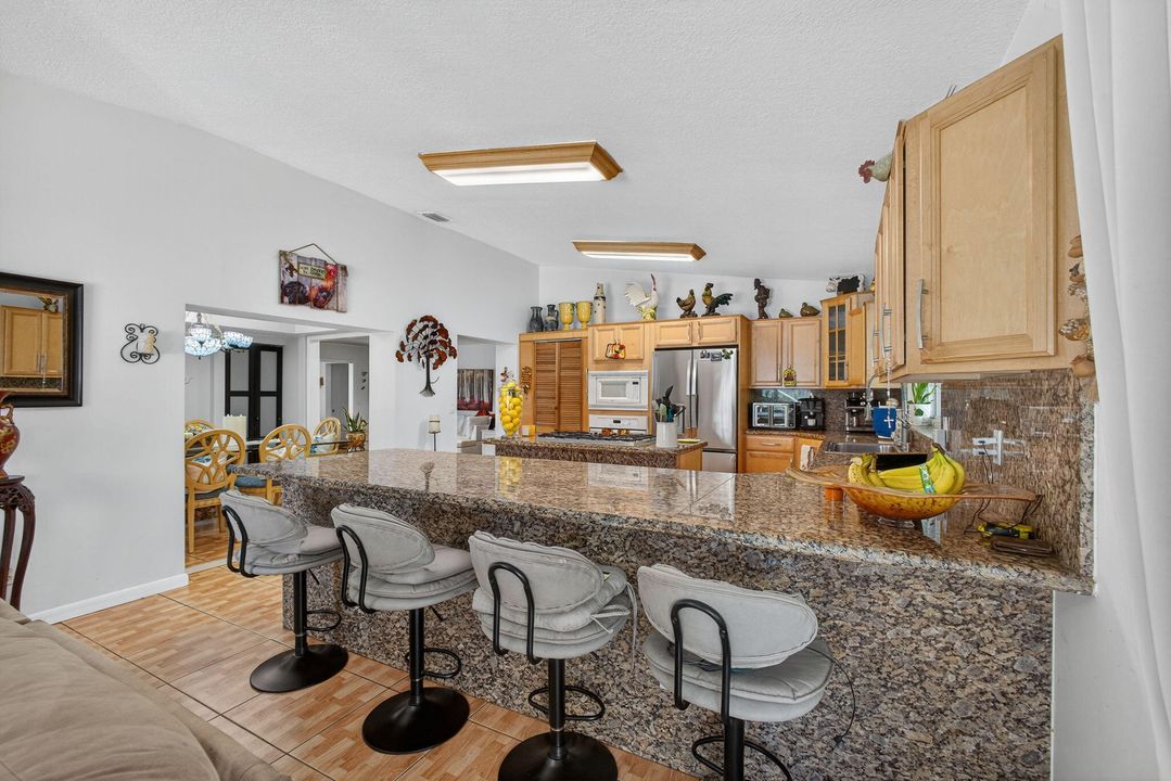 For Sale: $875,000 (5 beds, 2 baths, 2553 Square Feet)