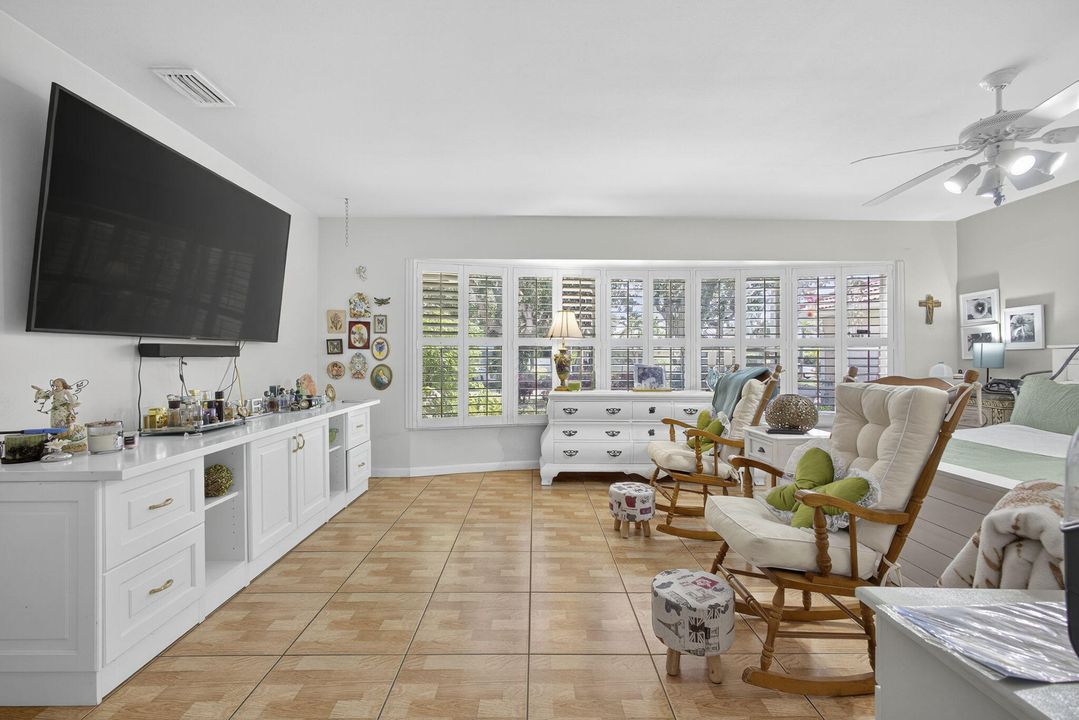 For Sale: $875,000 (5 beds, 2 baths, 2553 Square Feet)