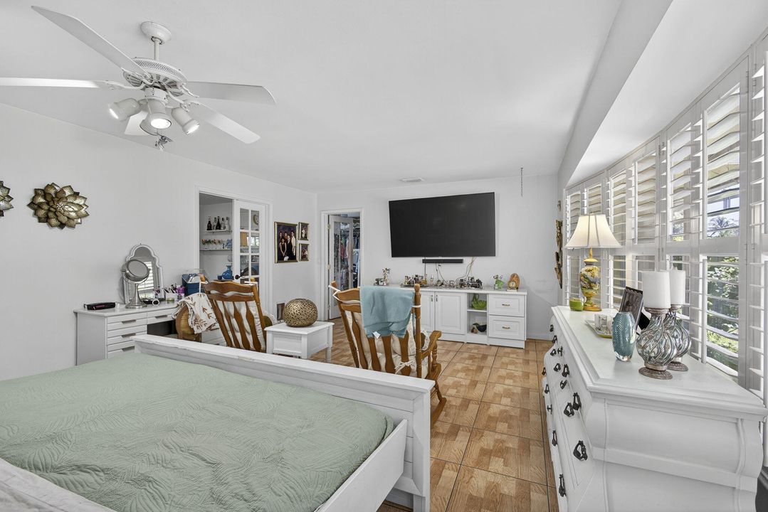 For Sale: $875,000 (5 beds, 2 baths, 2553 Square Feet)