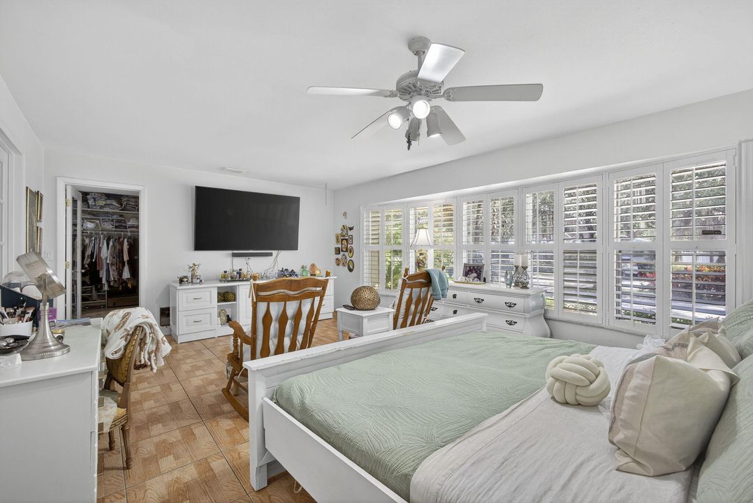 For Sale: $875,000 (5 beds, 2 baths, 2553 Square Feet)