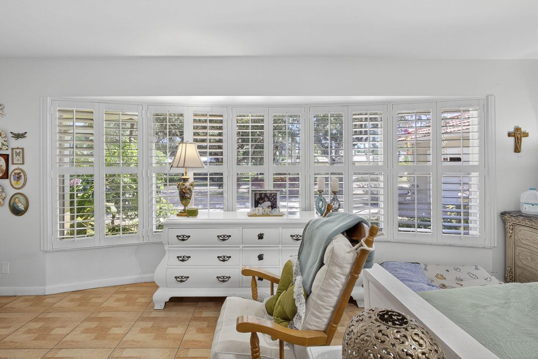 For Sale: $875,000 (5 beds, 2 baths, 2553 Square Feet)