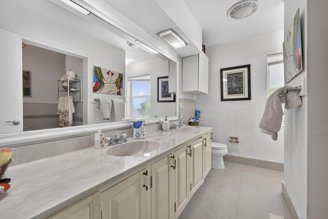 For Sale: $875,000 (5 beds, 2 baths, 2553 Square Feet)