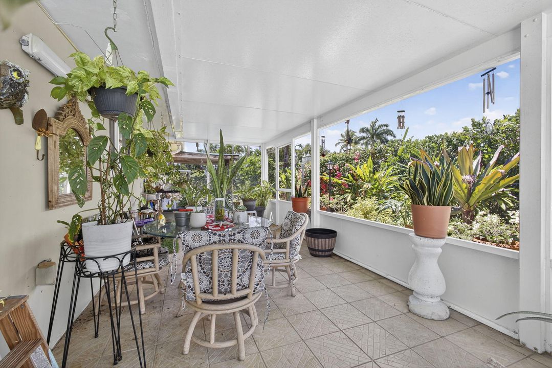 For Sale: $875,000 (5 beds, 2 baths, 2553 Square Feet)