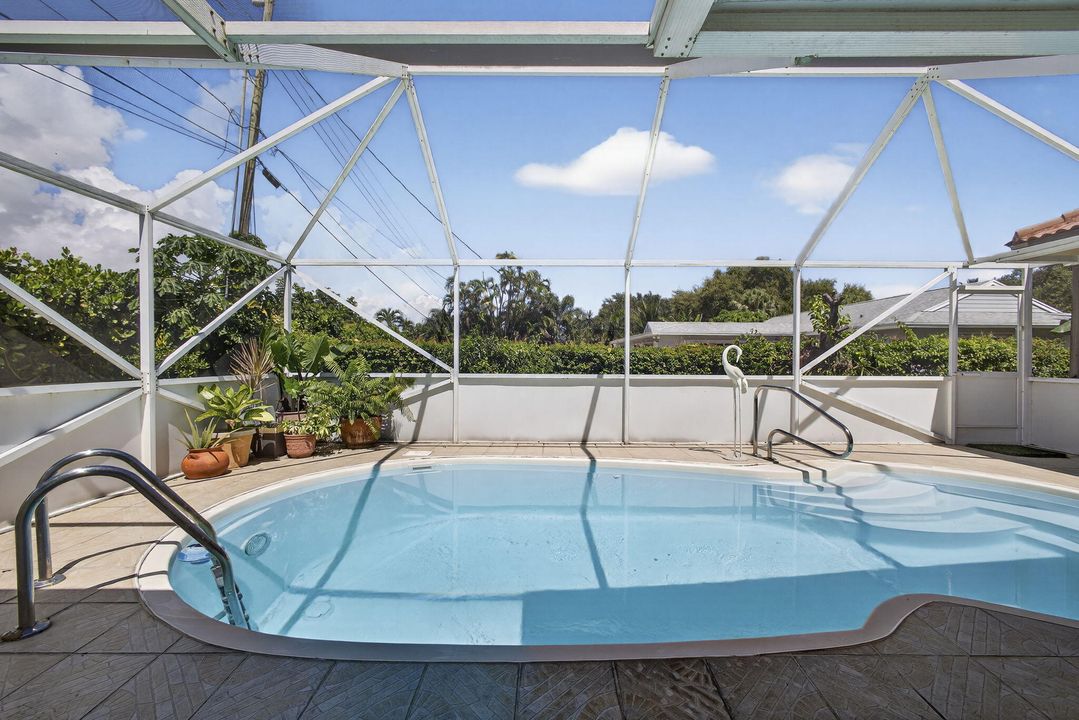 For Sale: $875,000 (5 beds, 2 baths, 2553 Square Feet)