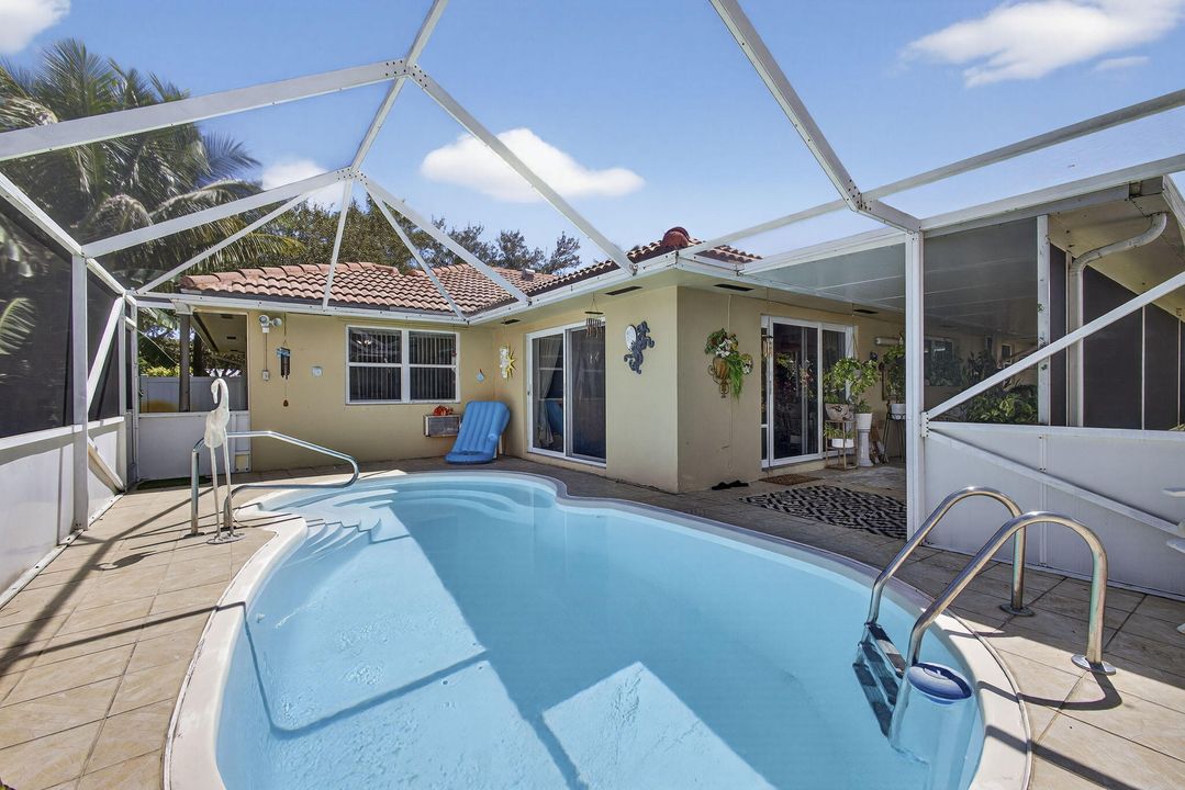 For Sale: $875,000 (5 beds, 2 baths, 2553 Square Feet)