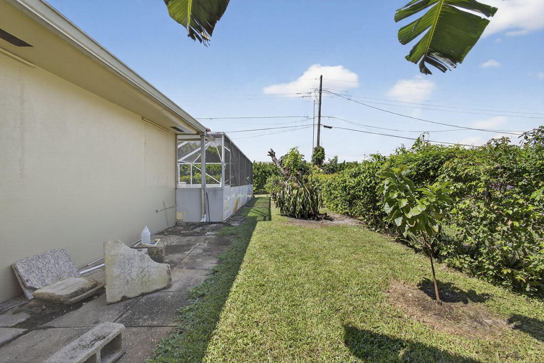 For Sale: $875,000 (5 beds, 2 baths, 2553 Square Feet)