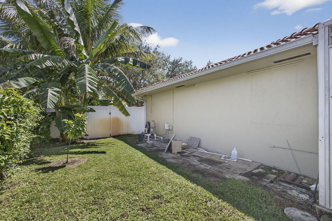 For Sale: $875,000 (5 beds, 2 baths, 2553 Square Feet)