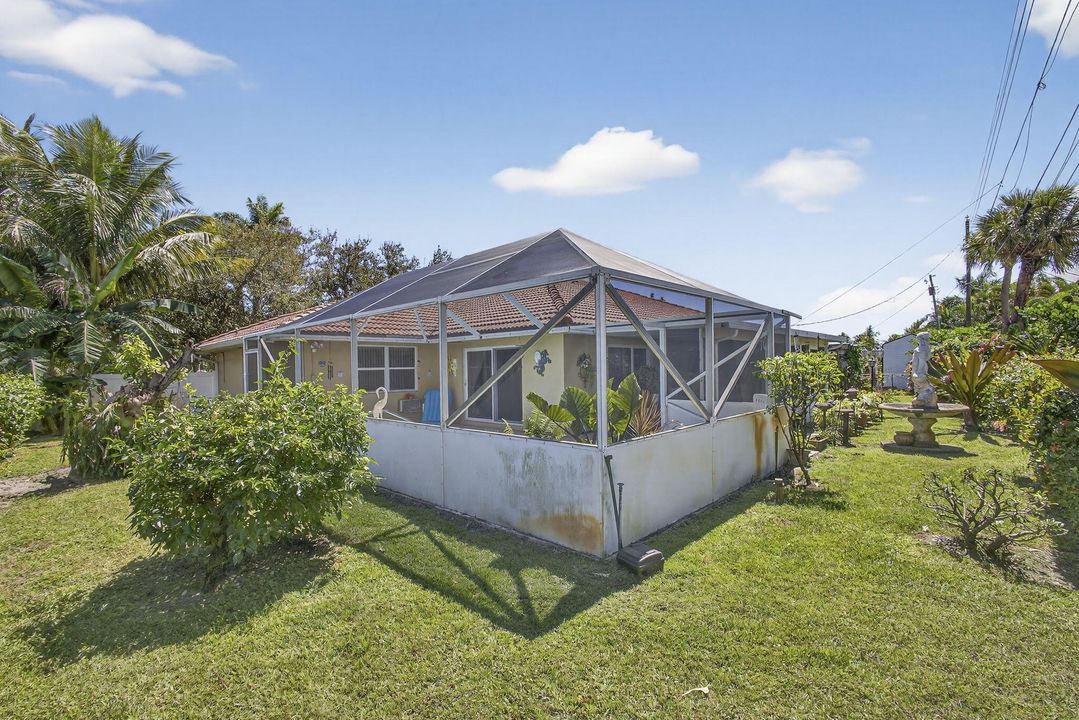 For Sale: $875,000 (5 beds, 2 baths, 2553 Square Feet)