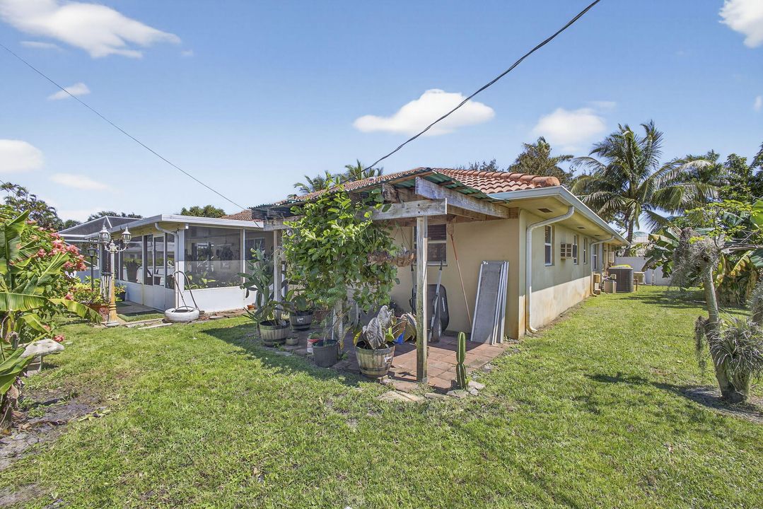 For Sale: $875,000 (5 beds, 2 baths, 2553 Square Feet)