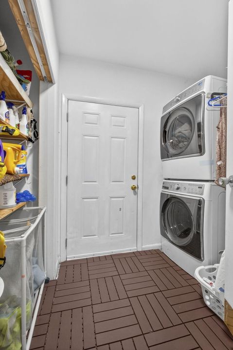 For Sale: $875,000 (5 beds, 2 baths, 2553 Square Feet)