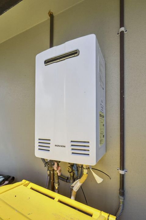 For Sale: $875,000 (5 beds, 2 baths, 2553 Square Feet)