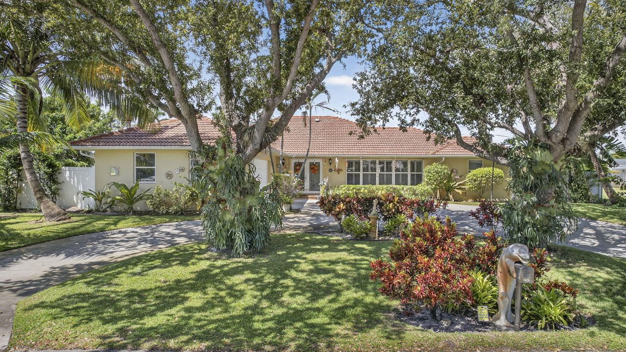 For Sale: $875,000 (5 beds, 2 baths, 2553 Square Feet)