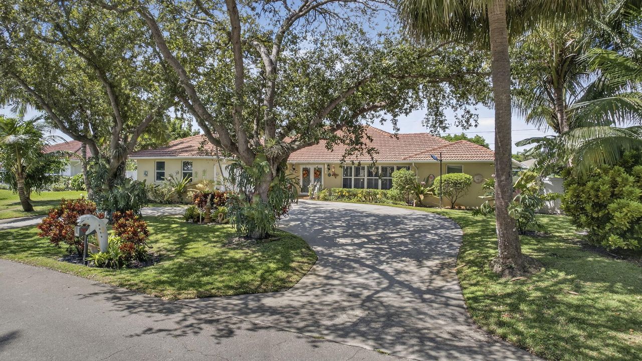 For Sale: $875,000 (5 beds, 2 baths, 2553 Square Feet)