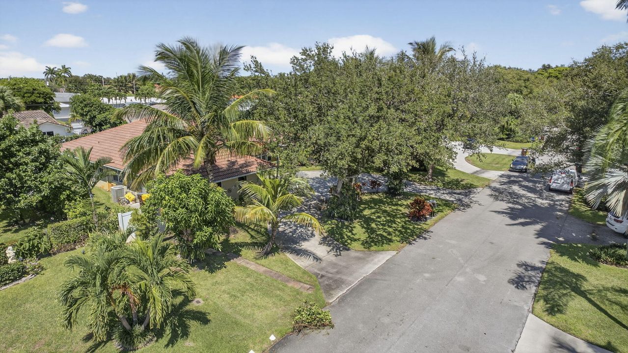 For Sale: $875,000 (5 beds, 2 baths, 2553 Square Feet)