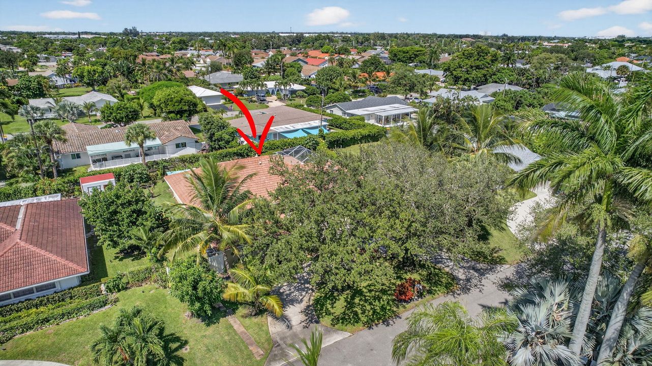 For Sale: $875,000 (5 beds, 2 baths, 2553 Square Feet)