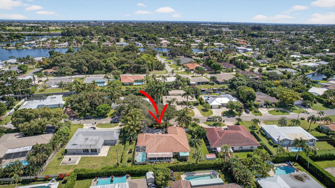 For Sale: $875,000 (5 beds, 2 baths, 2553 Square Feet)