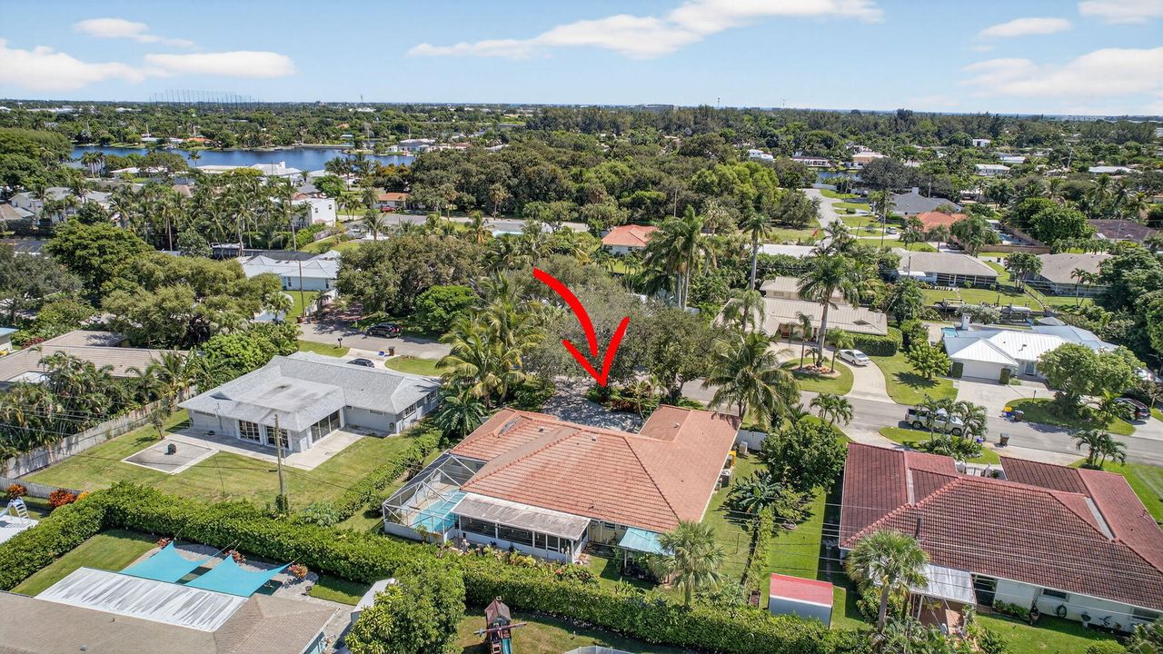 For Sale: $875,000 (5 beds, 2 baths, 2553 Square Feet)