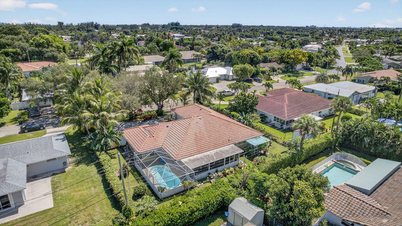 For Sale: $875,000 (5 beds, 2 baths, 2553 Square Feet)