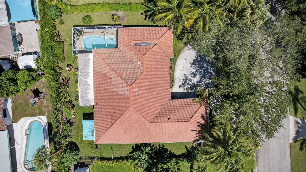 For Sale: $875,000 (5 beds, 2 baths, 2553 Square Feet)