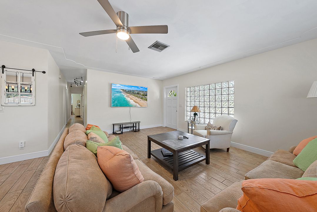 合同活跃: $700,000 (3 贝兹, 2 浴室, 1350 平方英尺)