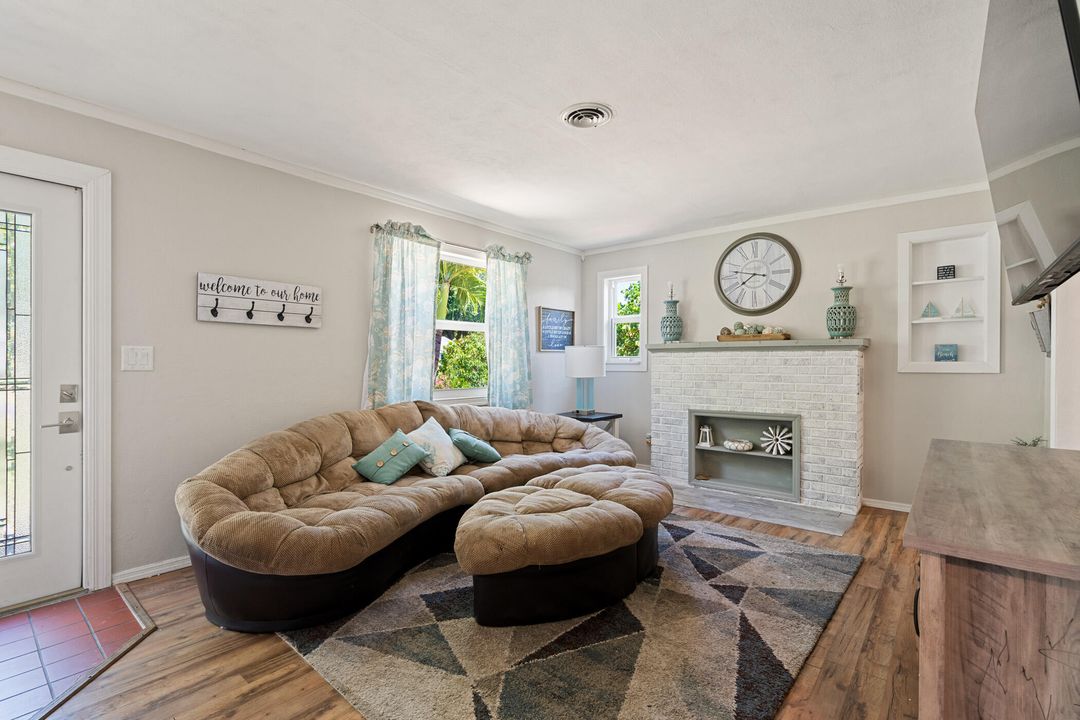 For Sale: $360,000 (3 beds, 3 baths, 1924 Square Feet)