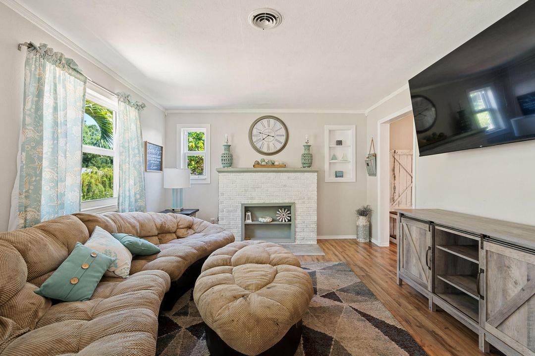 For Sale: $360,000 (3 beds, 3 baths, 1924 Square Feet)
