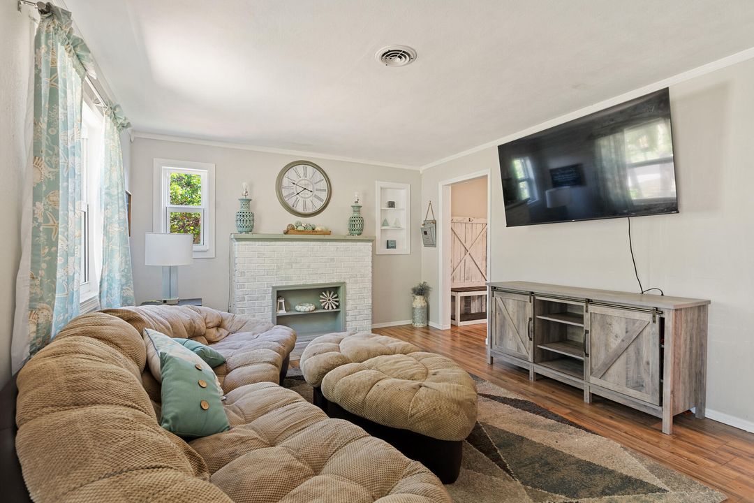 For Sale: $360,000 (3 beds, 3 baths, 1924 Square Feet)