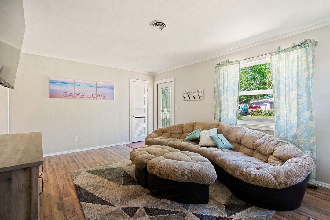 For Sale: $360,000 (3 beds, 3 baths, 1924 Square Feet)