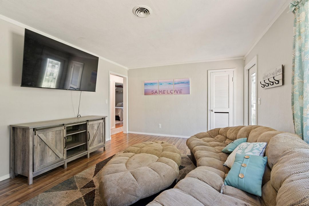 For Sale: $360,000 (3 beds, 3 baths, 1924 Square Feet)