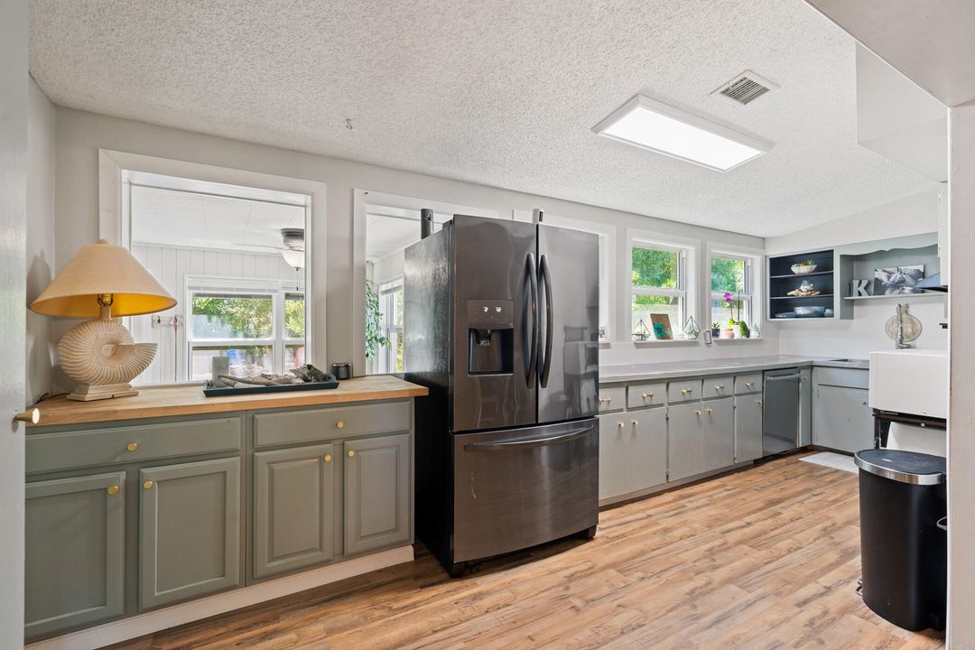 For Sale: $360,000 (3 beds, 3 baths, 1924 Square Feet)