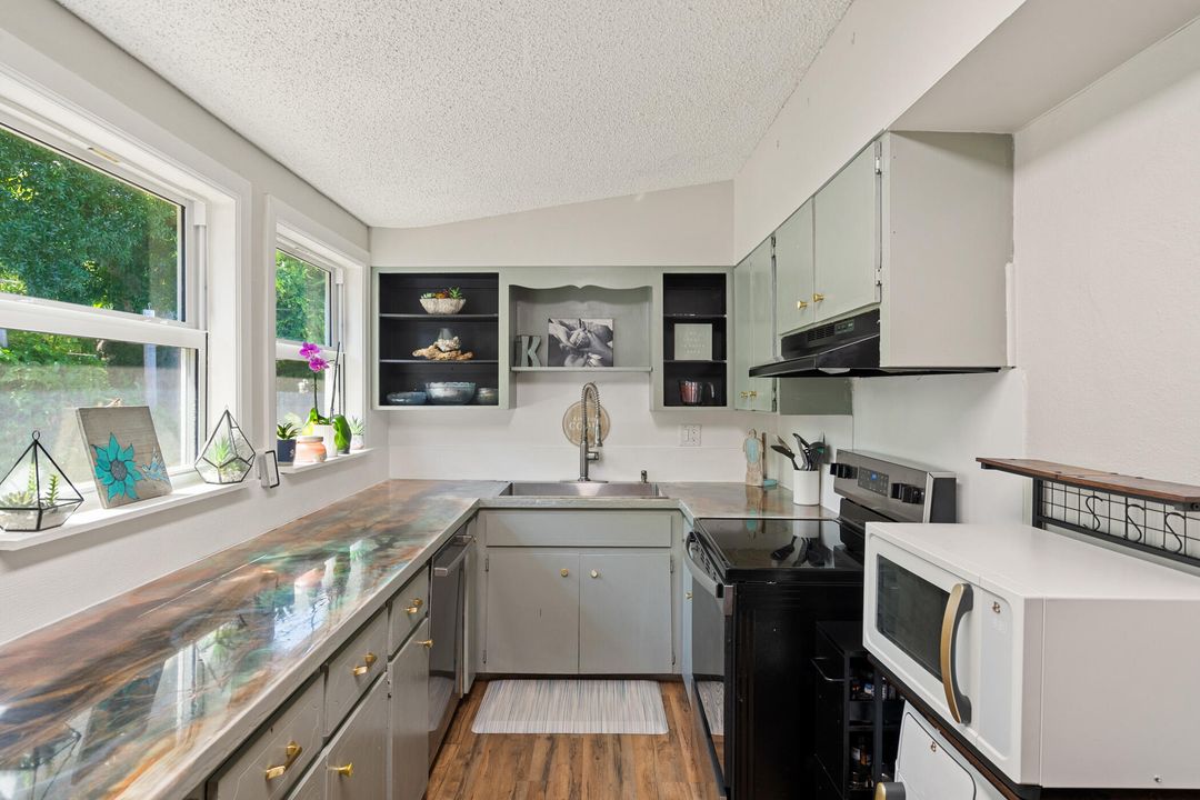 For Sale: $360,000 (3 beds, 3 baths, 1924 Square Feet)