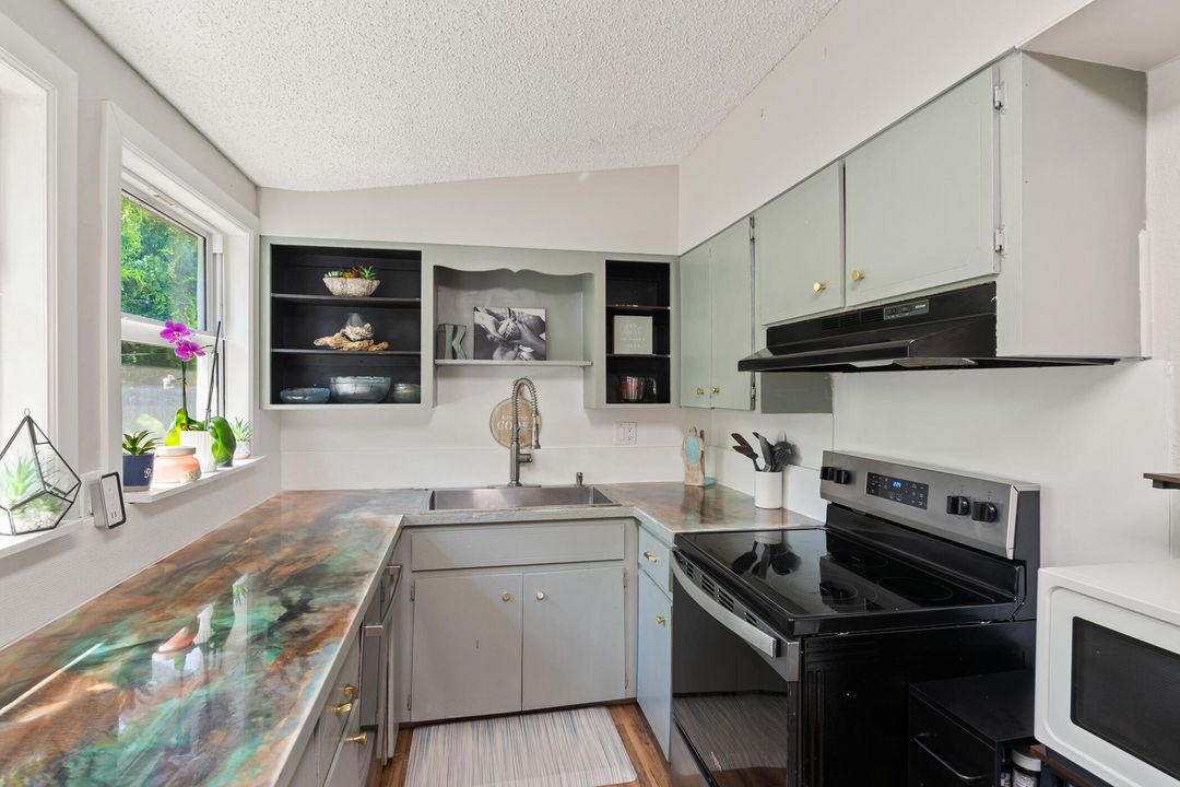 For Sale: $360,000 (3 beds, 3 baths, 1924 Square Feet)