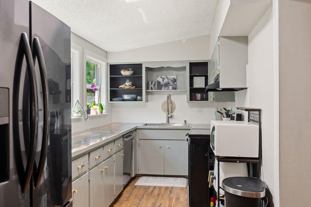 For Sale: $360,000 (3 beds, 3 baths, 1924 Square Feet)