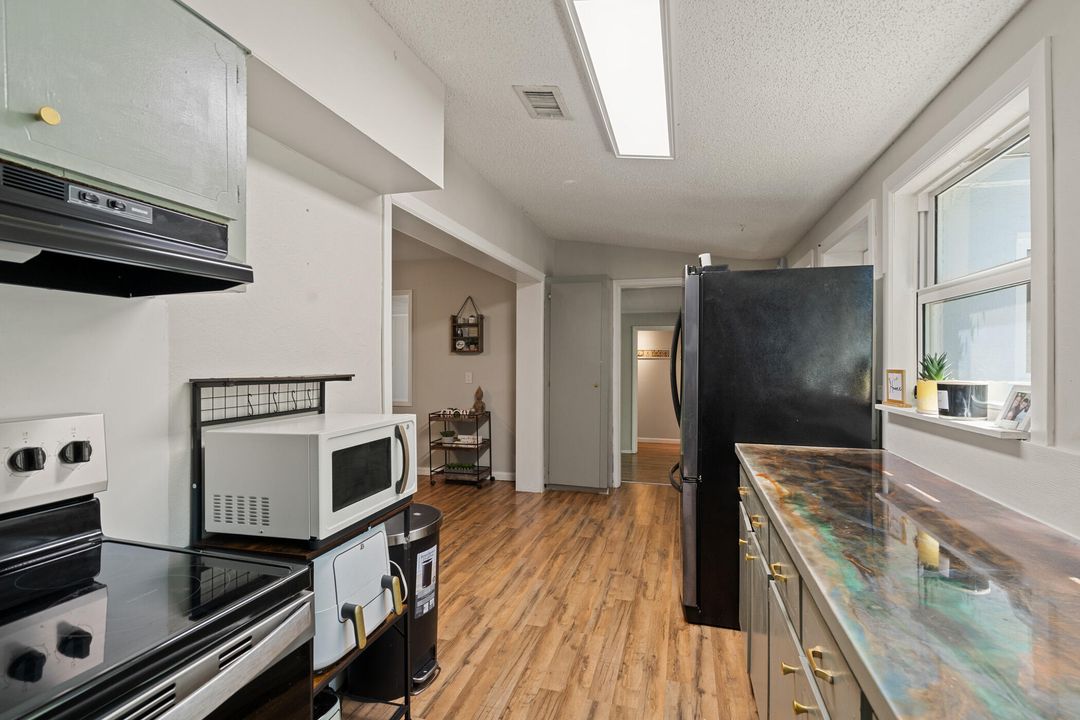 For Sale: $360,000 (3 beds, 3 baths, 1924 Square Feet)