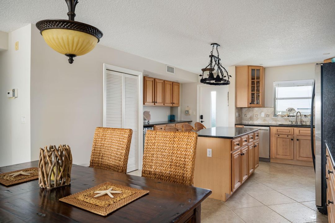 待售: $649,000 (2 贝兹, 2 浴室, 1250 平方英尺)