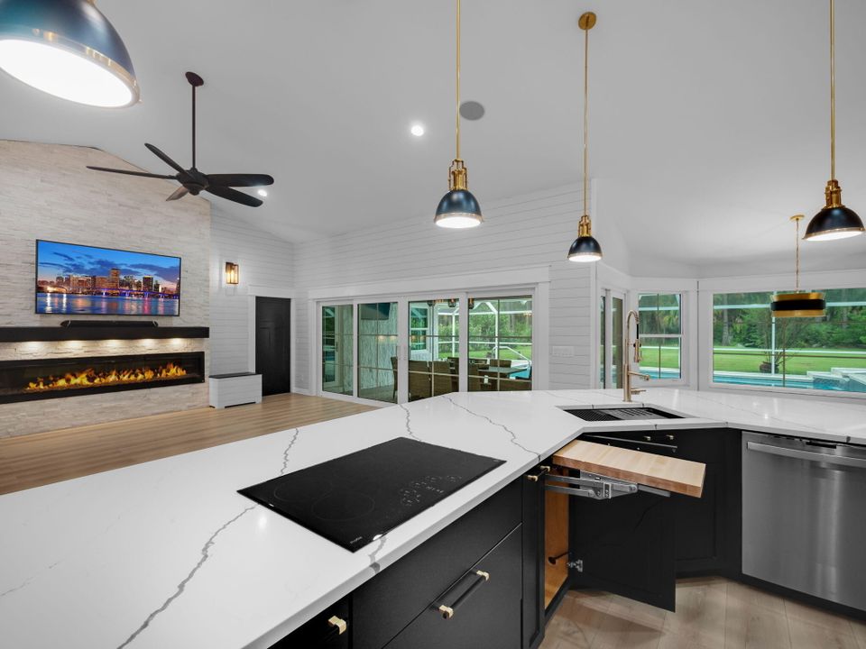 Active With Contract: $925,000 (4 beds, 3 baths, 2623 Square Feet)