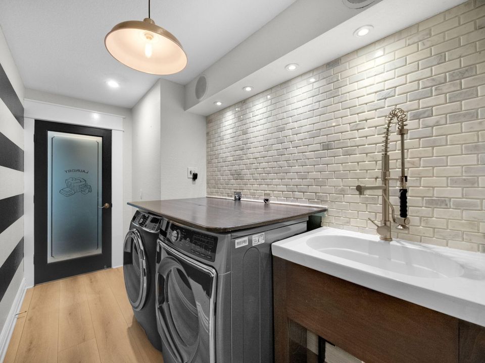 Active With Contract: $925,000 (4 beds, 3 baths, 2623 Square Feet)