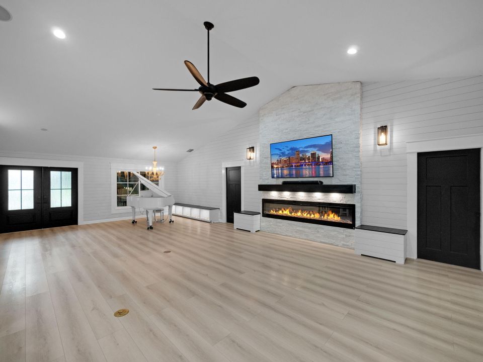 Active With Contract: $925,000 (4 beds, 3 baths, 2623 Square Feet)