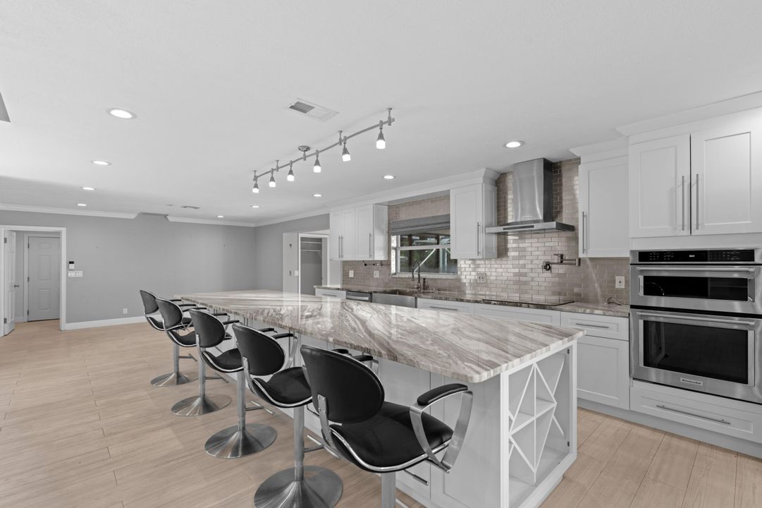 合同活跃: $725,000 (4 贝兹, 2 浴室, 2105 平方英尺)