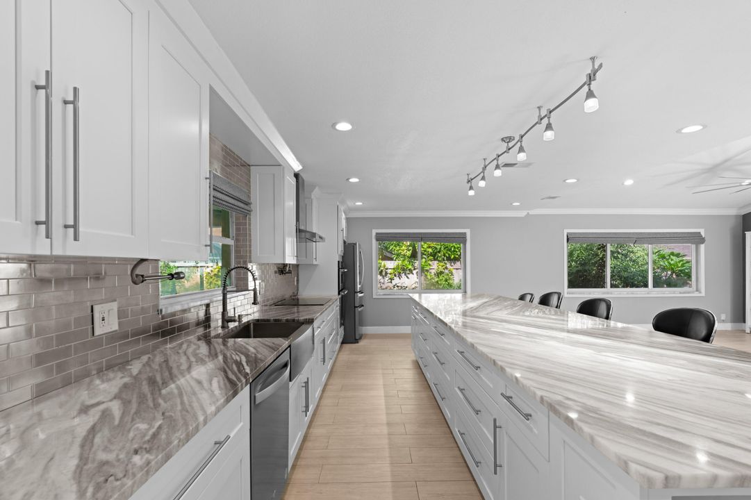 合同活跃: $725,000 (4 贝兹, 2 浴室, 2105 平方英尺)