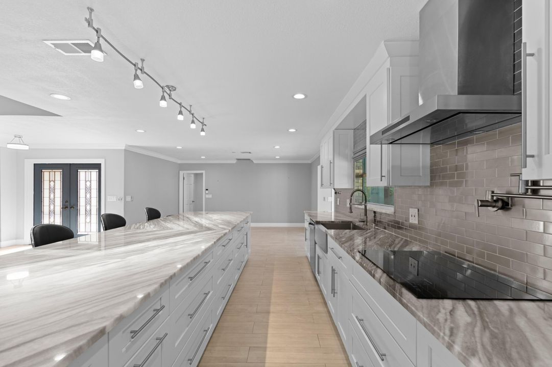 合同活跃: $725,000 (4 贝兹, 2 浴室, 2105 平方英尺)