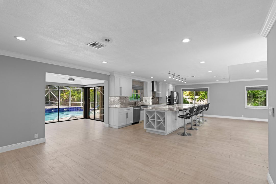 合同活跃: $725,000 (4 贝兹, 2 浴室, 2105 平方英尺)