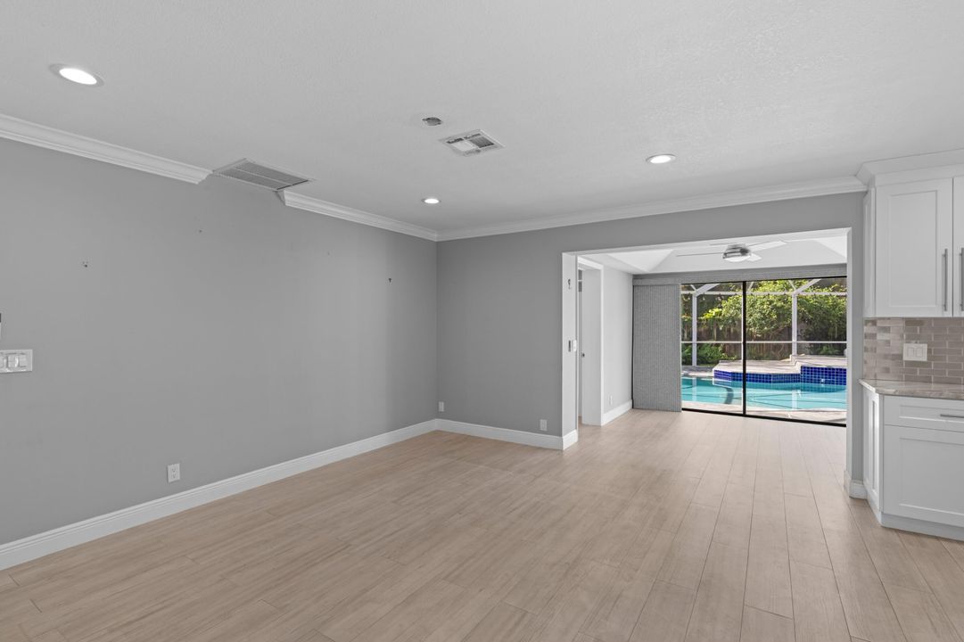 合同活跃: $725,000 (4 贝兹, 2 浴室, 2105 平方英尺)