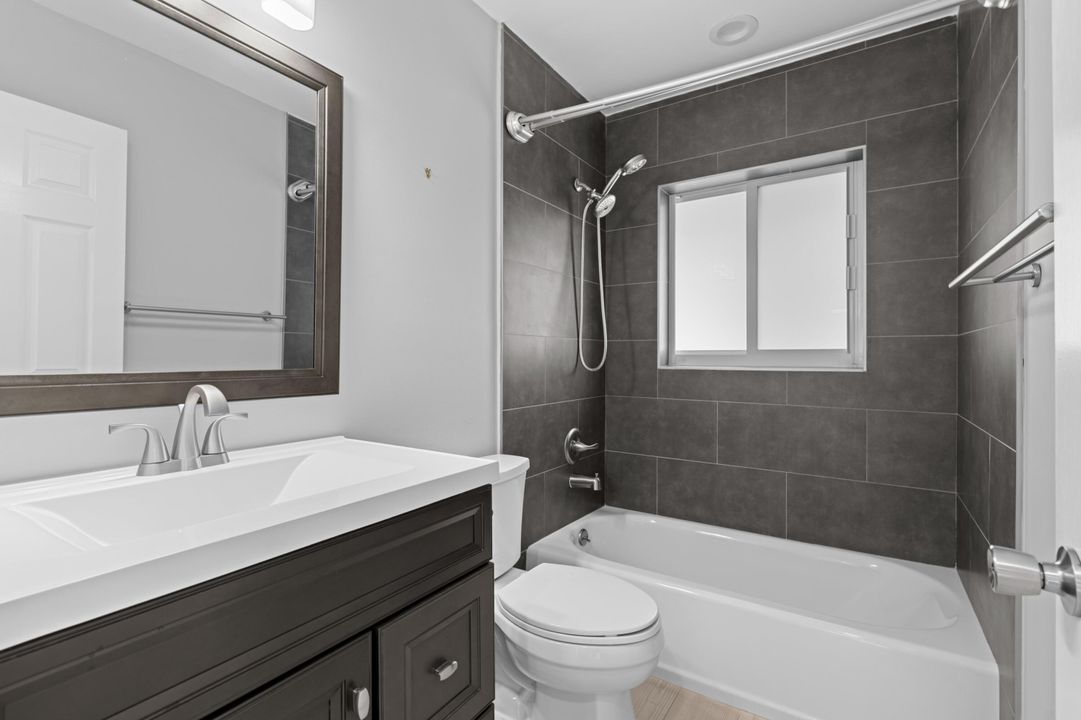 合同活跃: $725,000 (4 贝兹, 2 浴室, 2105 平方英尺)