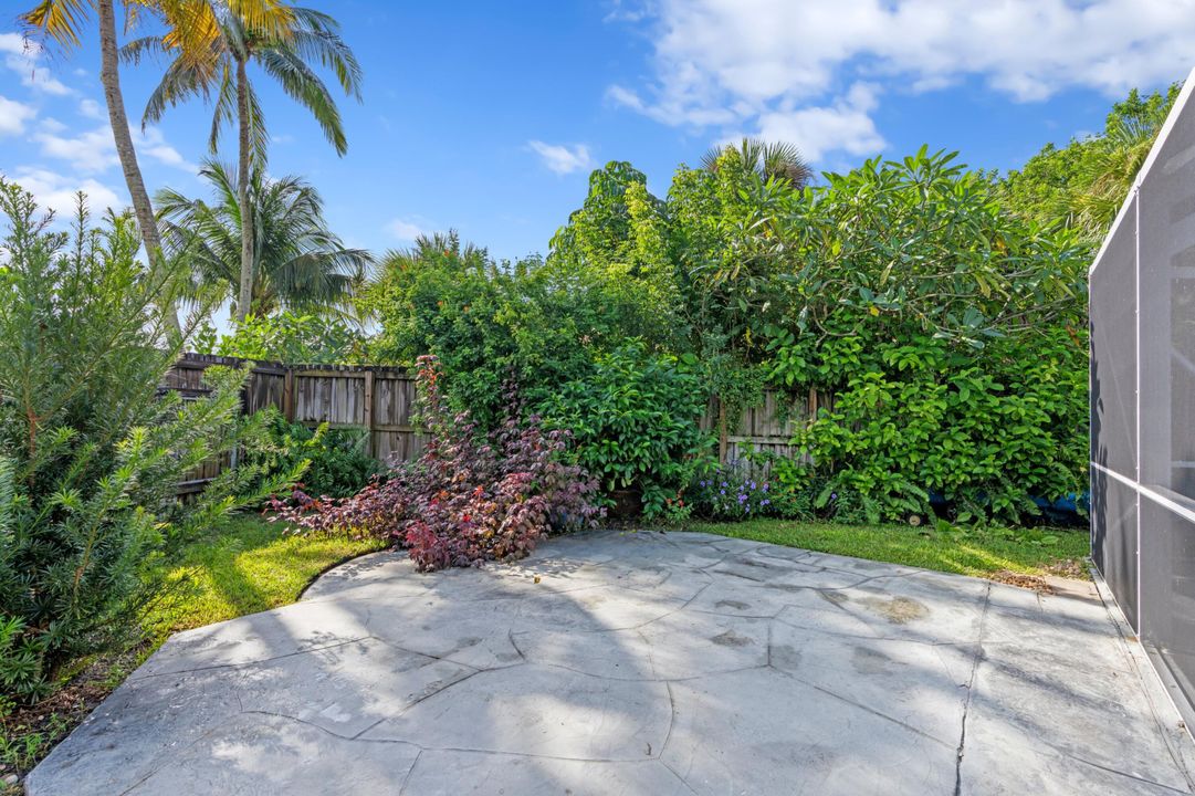 合同活跃: $725,000 (4 贝兹, 2 浴室, 2105 平方英尺)