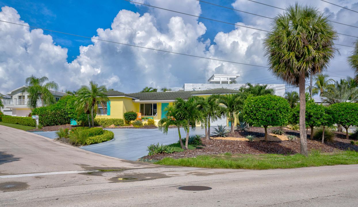 For Sale: $1,999,000 (3 beds, 2 baths, 1462 Square Feet)