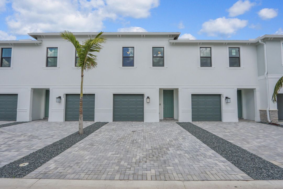 En Renta: $2,700 (3 camas, 2 baños, 1550 Pies cuadrados)