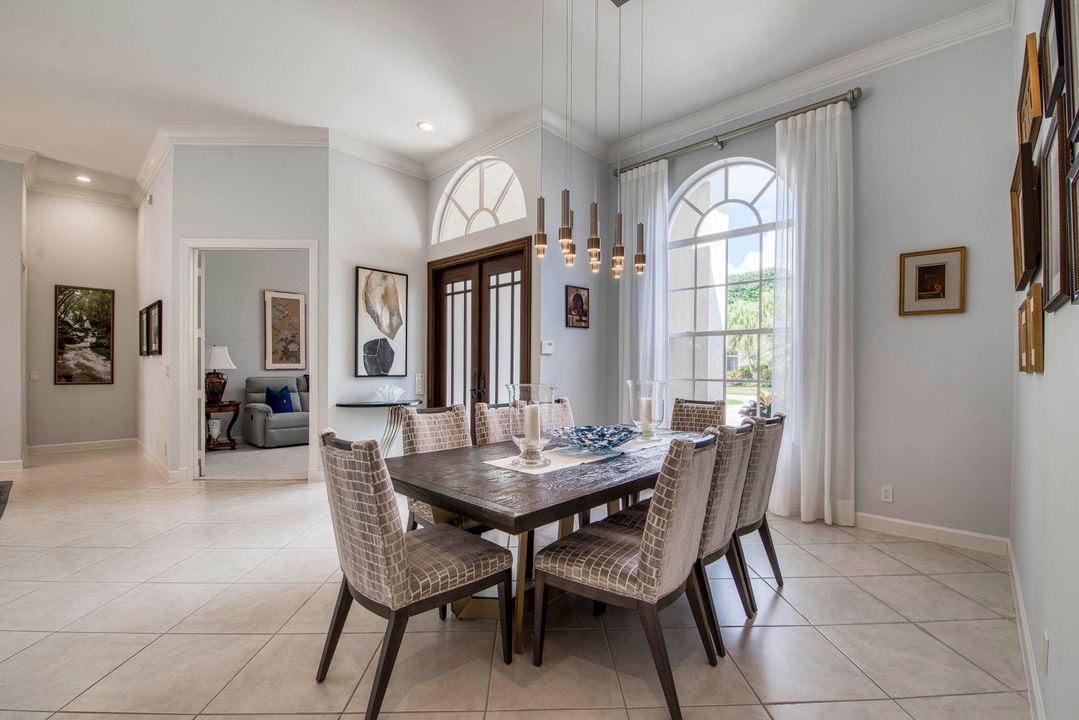 合同活跃: $2,400,000 (3 贝兹, 3 浴室, 3055 平方英尺)